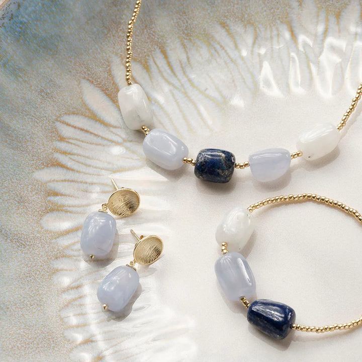 Blaze Lapis Lazuli Necklace Nahaufnahme - nachhaltiger Schmuck aus vergoldetem Messing und Edelstein, handgefertigt in Nepal, Eco Jewelry