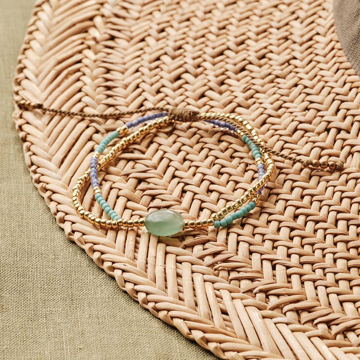 Shining Aventurine Bracelet - Produktfoto auf Geflecht.