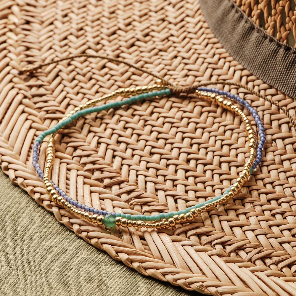 Sail Aventurine Anklet - Produktfoto auf Geflecht