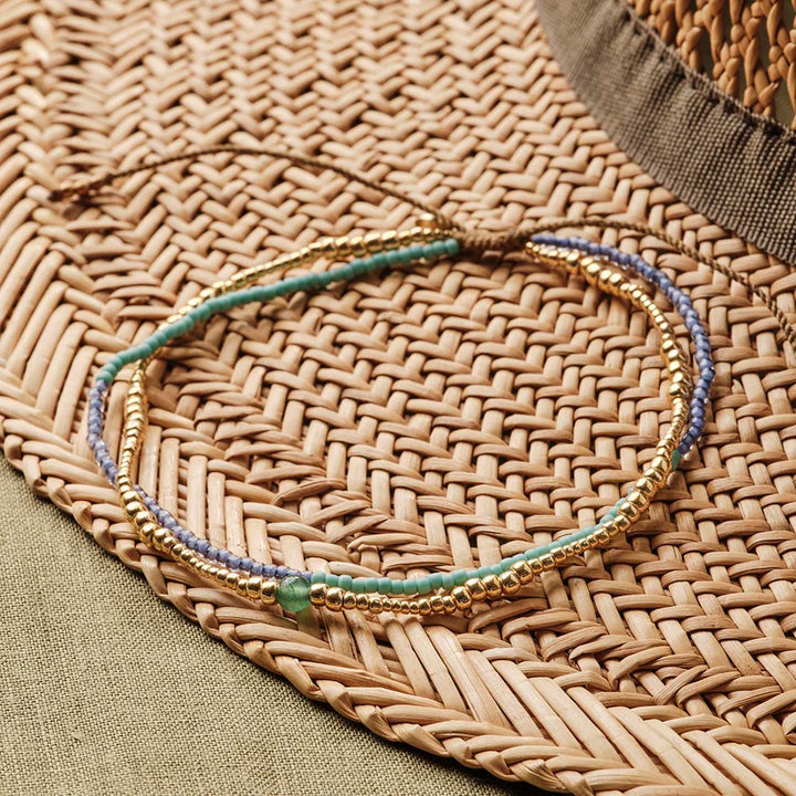 Sail Aventurine Anklet - Produktfoto auf Geflecht