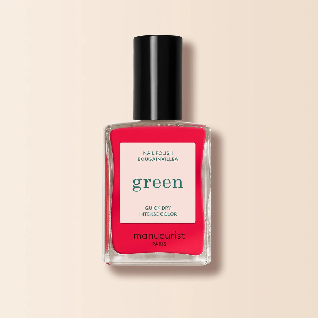Manucurist Paris Green Nagellack in Bougainvillea - korallroter Farbton in Glasflasche mit schwarzem Verschluss auf neutralem beigem Hintergrund