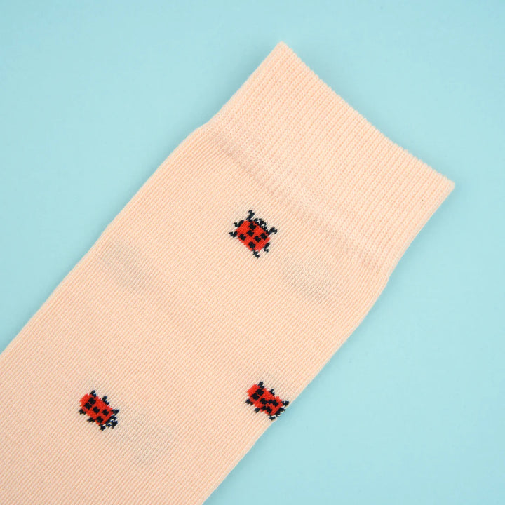 Ladybug Socks von Coucou Suzette - Detailaufnahme vor blauem Hintergrund