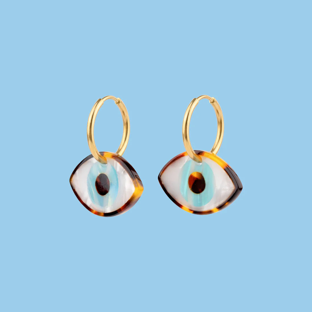 Blue Eye Earrings von Coucou Suzette - vor blauem Hintergrund