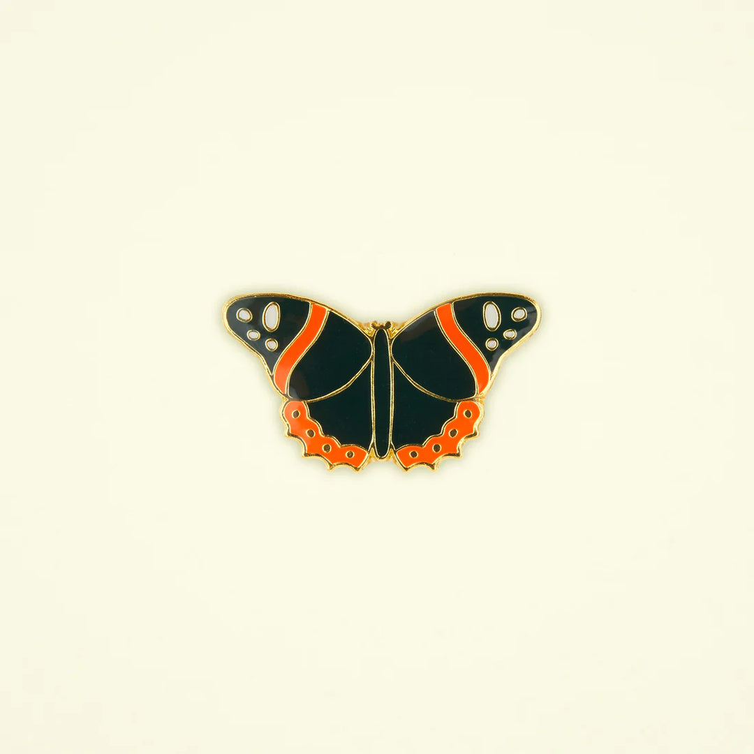 Black Butterfly Pin von Coucou Suzette - vor gelbem Hintergrund