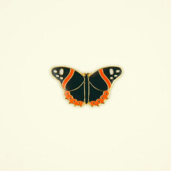 Black Butterfly Pin von Coucou Suzette - vor gelbem Hintergrund