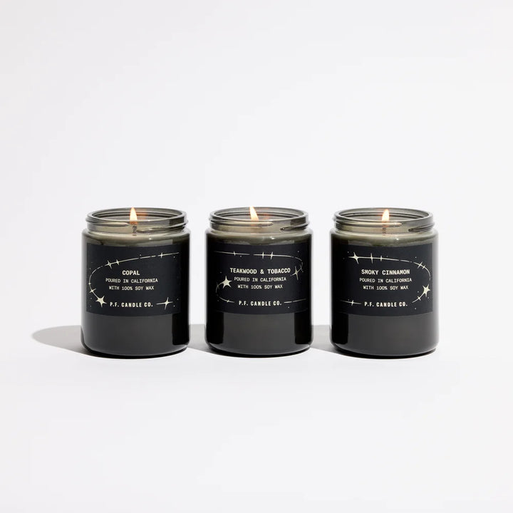 Copal Celestial Candle von P.F. Candle Co. mit Smoky Cinnamon und Teakwood & Tobacco