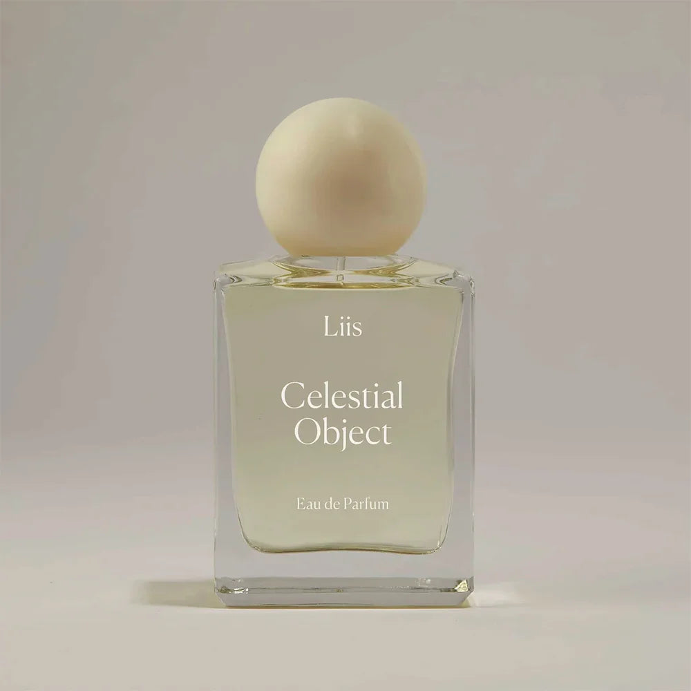Liis Celestial Object Eau de Parfum Flakon in warmer, minimalistischer Studioaufnahme