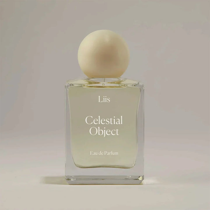Liis Celestial Object Eau de Parfum Flakon in warmer, minimalistischer Studioaufnahme