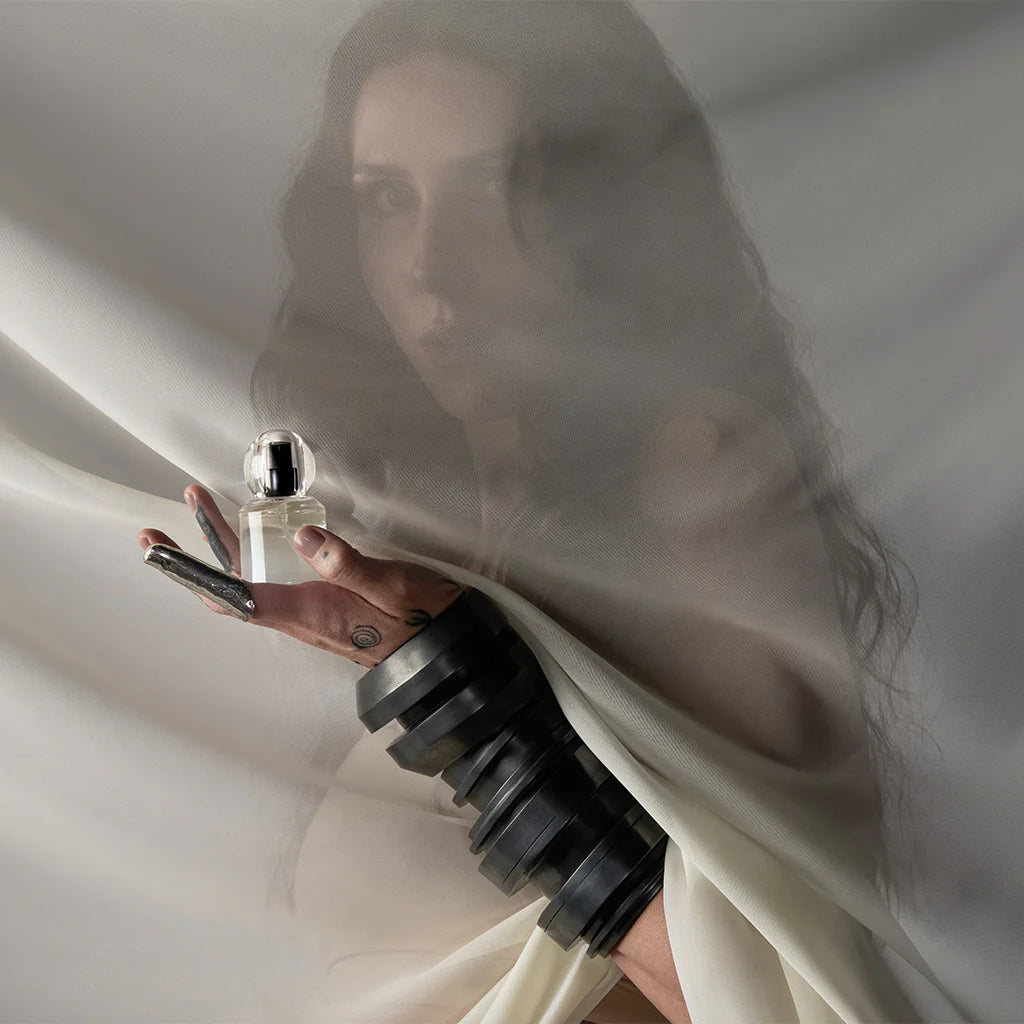 Kampagnenmotiv: Heretic Parfum Spectral Grace wird aufgetragen