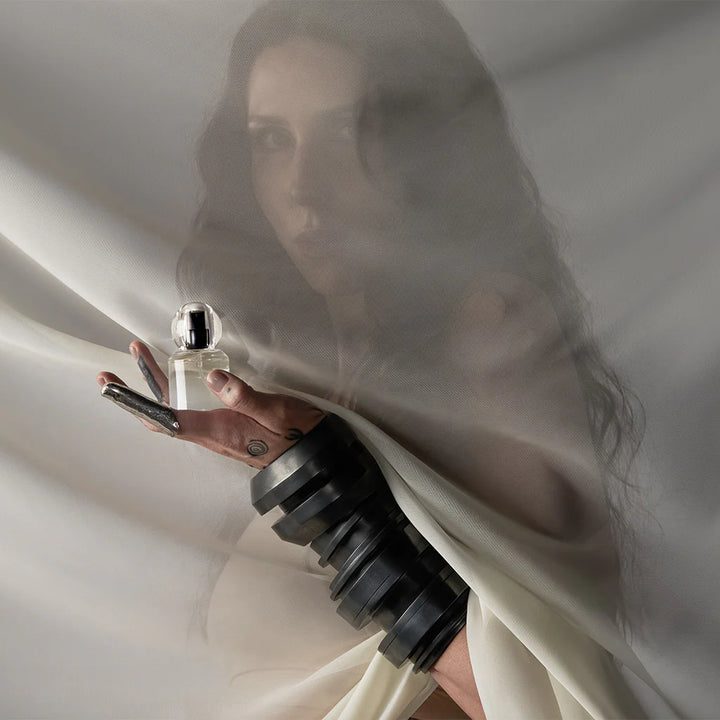 Kampagnenmotiv: Heretic Parfum Spectral Grace wird aufgetragen