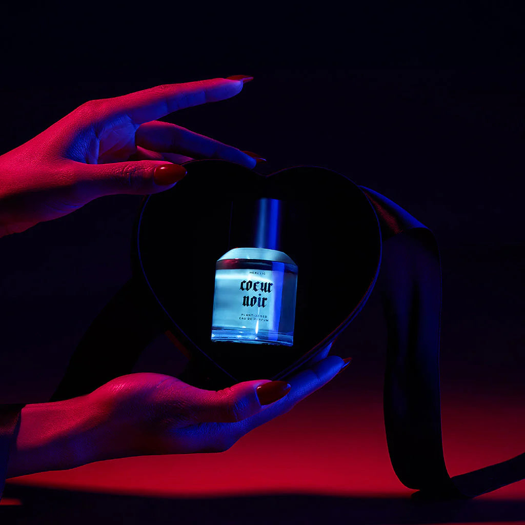 Heretic Parfum Coeur Noir Eau de Parfum in stimmungsvoller Inszenierung mit farbigem Licht