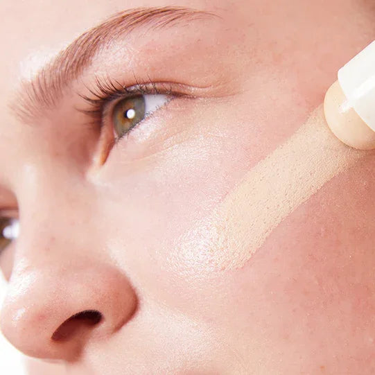 Model trägt Concealer Balm Nr. 2 Cream auf - Anwendung veganer Concealer für helle Haut