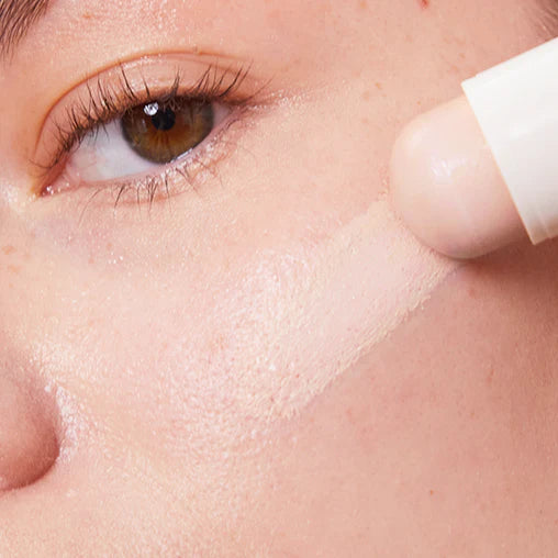 Model trägt Concealer Balm Nr. 3 Silk auf - natürliche Abdeckung für empfindliche Haut