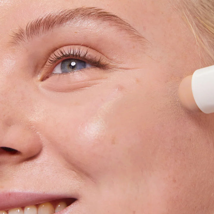  Model trägt Concealer Balm Nr. 4.5 Seashell auf - pflegender Concealer mit Jojobaöl und Ceramiden