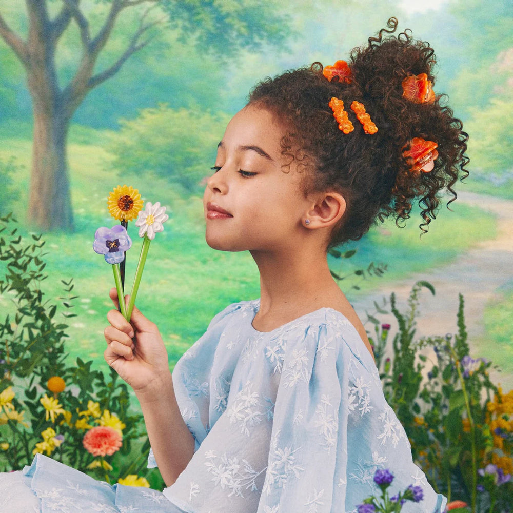 Daisy Hair Stick von Coucou Suzette - Model im Profil, Spangen in den Haaren und verschiedene Haarstäbe als Blumenstrauß