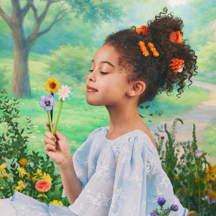 Daisy Hair Stick von Coucou Suzette - Model im Profil, Spangen in den Haaren und verschiedene Haarstäbe als Blumenstrauß