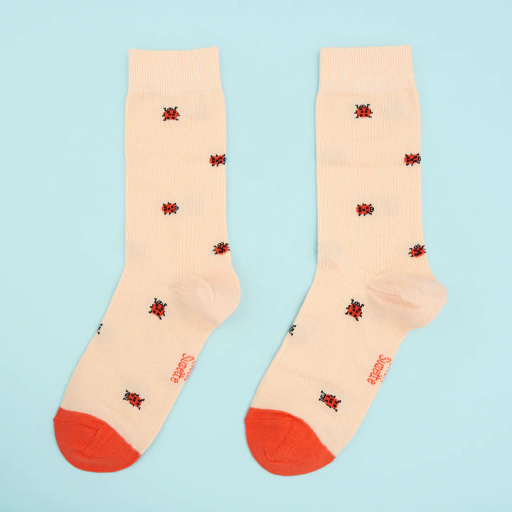 Ladybug Socks von Coucou Suzette - vor blauem Hintergrund