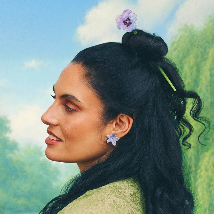 Pansy Hair Stick von Coucou Suzette - getragen in Updo, Model im Profil