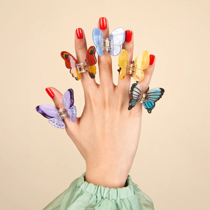 Lavender Butterfly Mini Hair Claw von Coucou Suzette - angesteckt an Finger, verschiedene Kollektionen