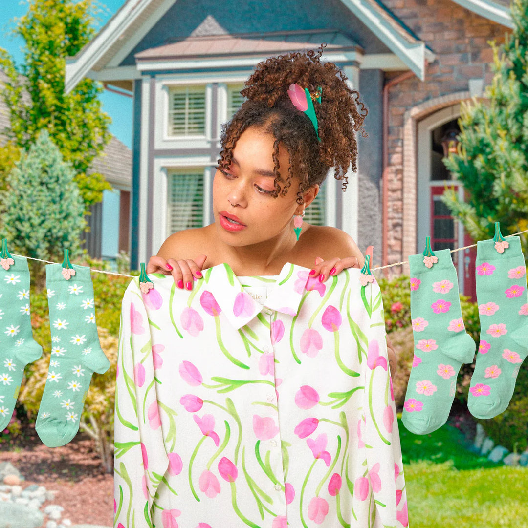 Daisy Socks von Coucou Suzette - Marketingfoto mit Model, Socken auf Wäscheleine