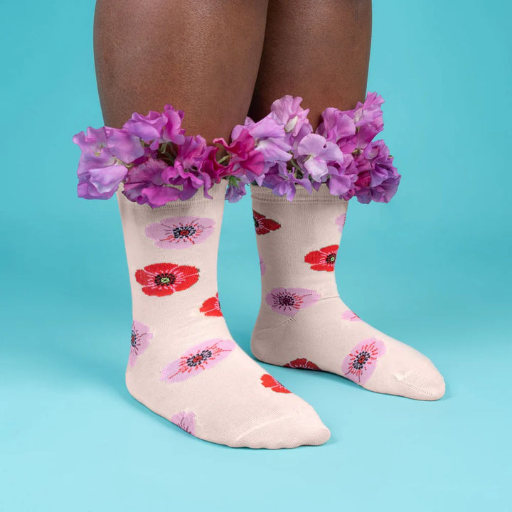 Poppy Socks von Coucou Suzette - getragen, mit Blumen und vor blauem Hintergrund