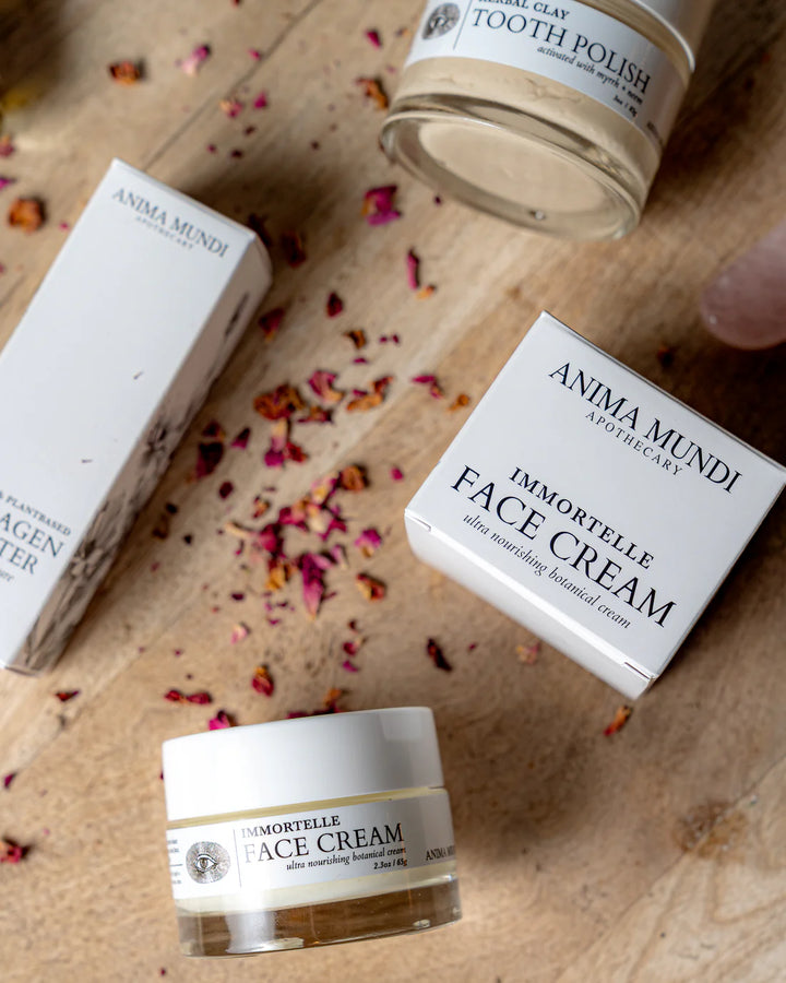 Immortelle Face Cream von Anima Mundi Herbals - mit Verpackung und Blütenblättern