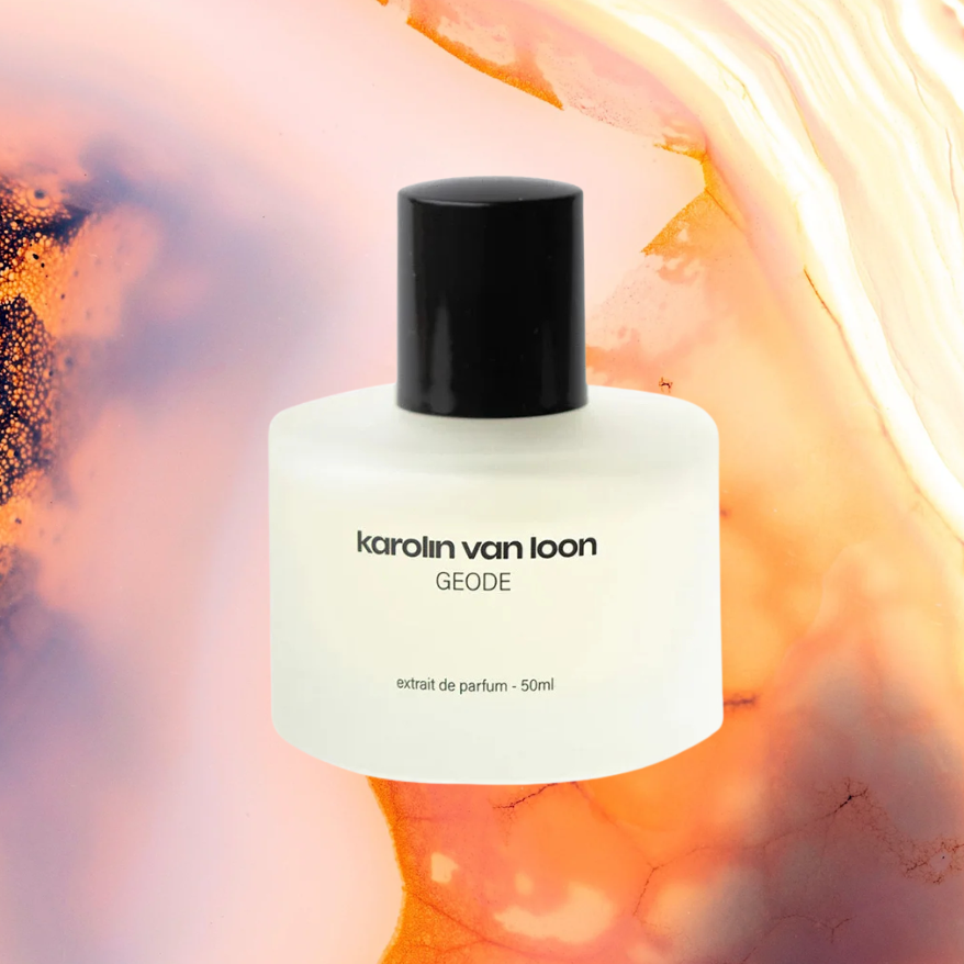 Karolin Van Loon Geode Extrait de Parfum Flakon vor schimmerndem, geodenartigem Farbspiel
