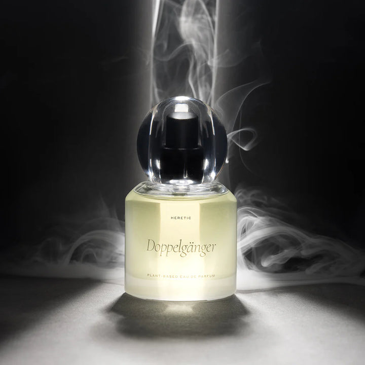 Heretic Parfum Doppelgänger Flakon mit rauchiger Lichtstimmung