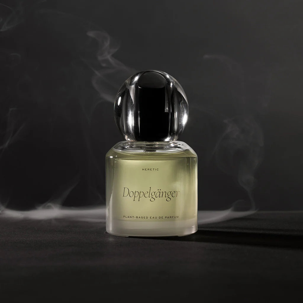 Heretic Parfum Doppelgänger Flakon vor dunklem Hintergrund mit Rauch