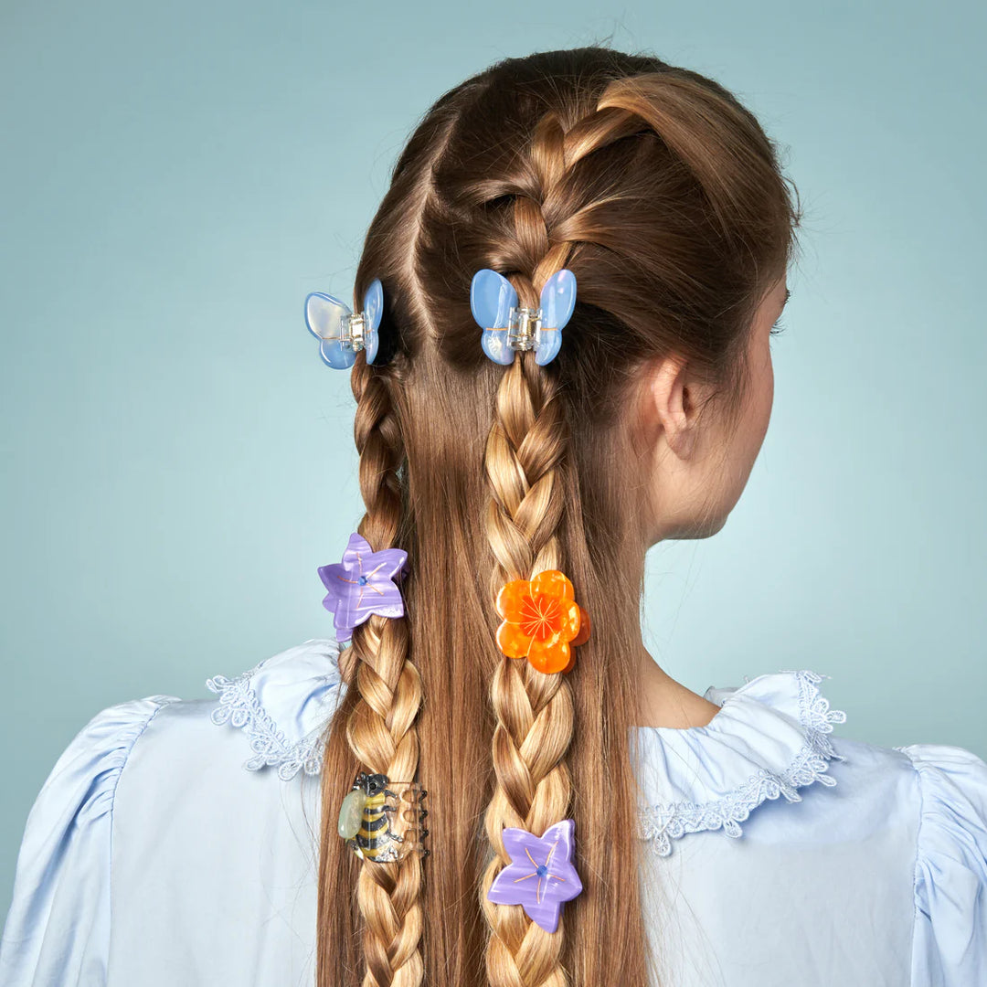 Bee Mini Hair Claw von Coucou Suzette - mit weiteren Spangen im Haar