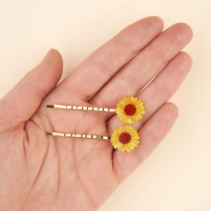 Sunflower Bobby Pins von Coucou Suzette - auf Handfläche
