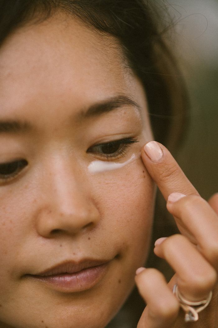 Applicazione dell'umore della crema per gli occhi all'albicocca Eye Compost