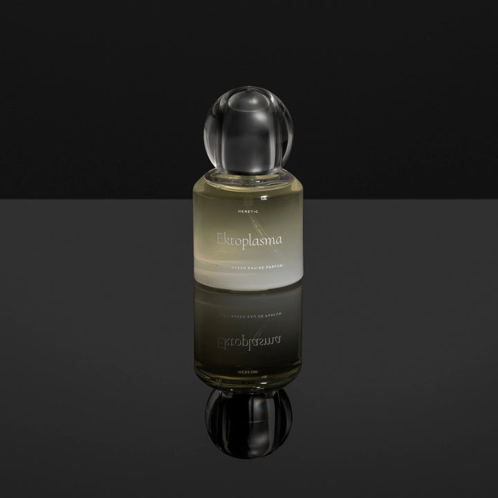 Heretic Parfum Ektoplasma Eau de Parfum auf spiegelglatter Oberfläche