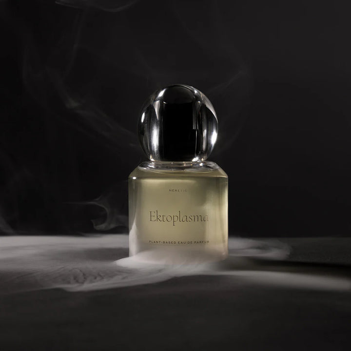 Heretic Parfum Ektoplasma Eau de Parfum mit Rauch vor dunklem Hintergrund