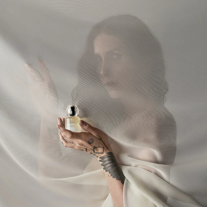 Heretic Parfum Ektoplasma aus der GHOSTS Collection mit Frau und Parfumflakon