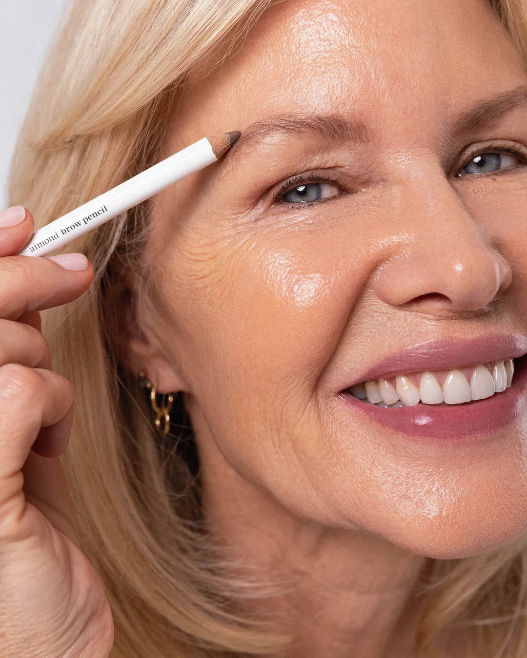 Ere Perez Almond Brow Pencil Perfect beim Definieren