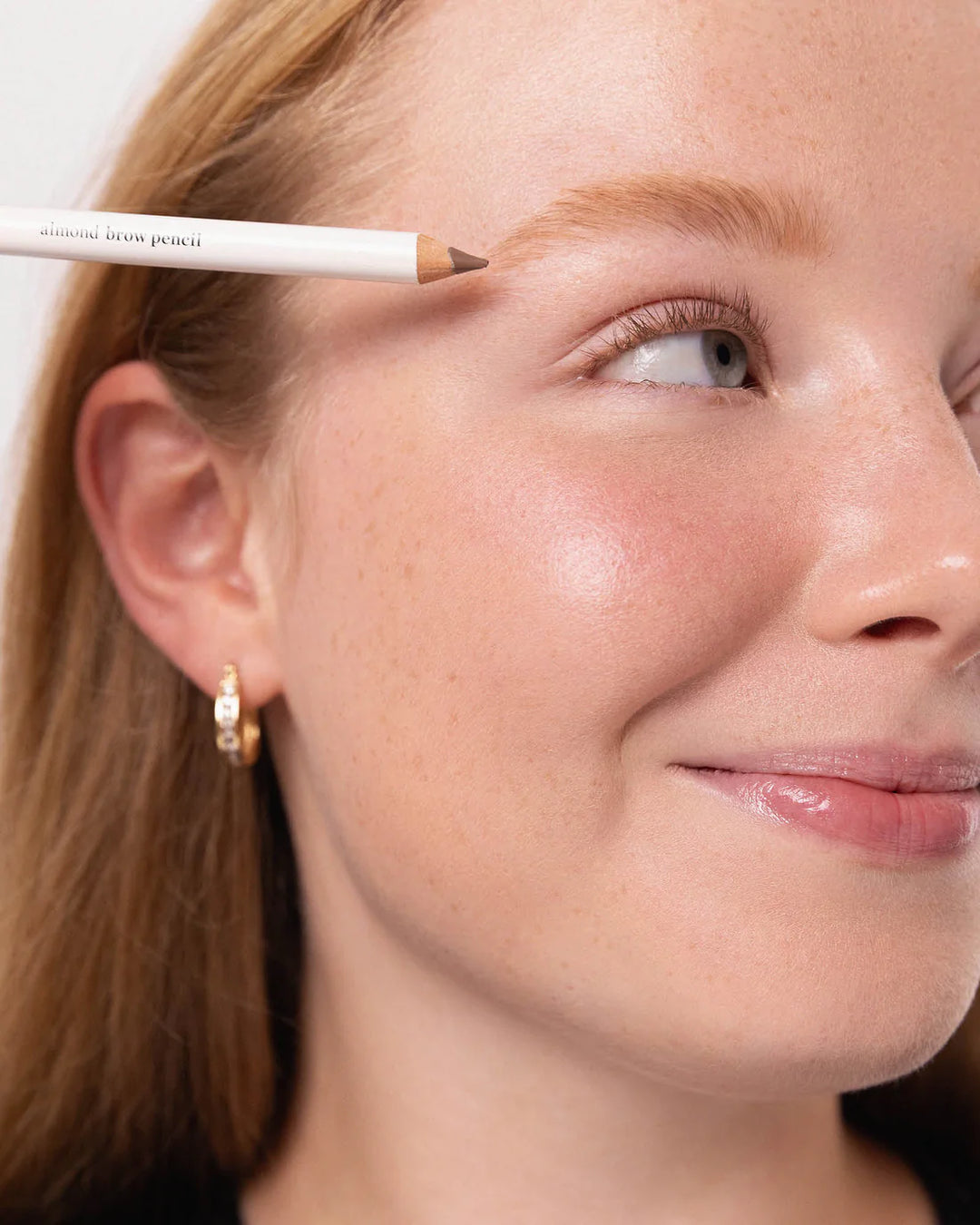 Ere Perez Almond Brow Pencil Polished - natürlich definierte Brauen