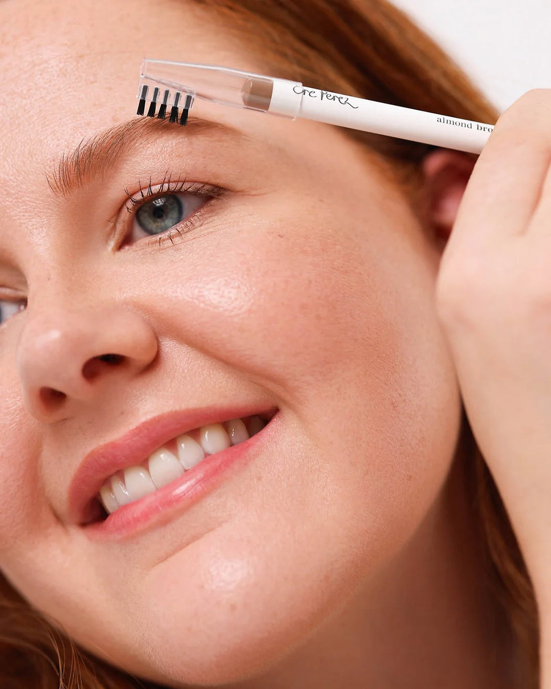 Ere Perez Almond Brow Pencil Polished beim Definieren