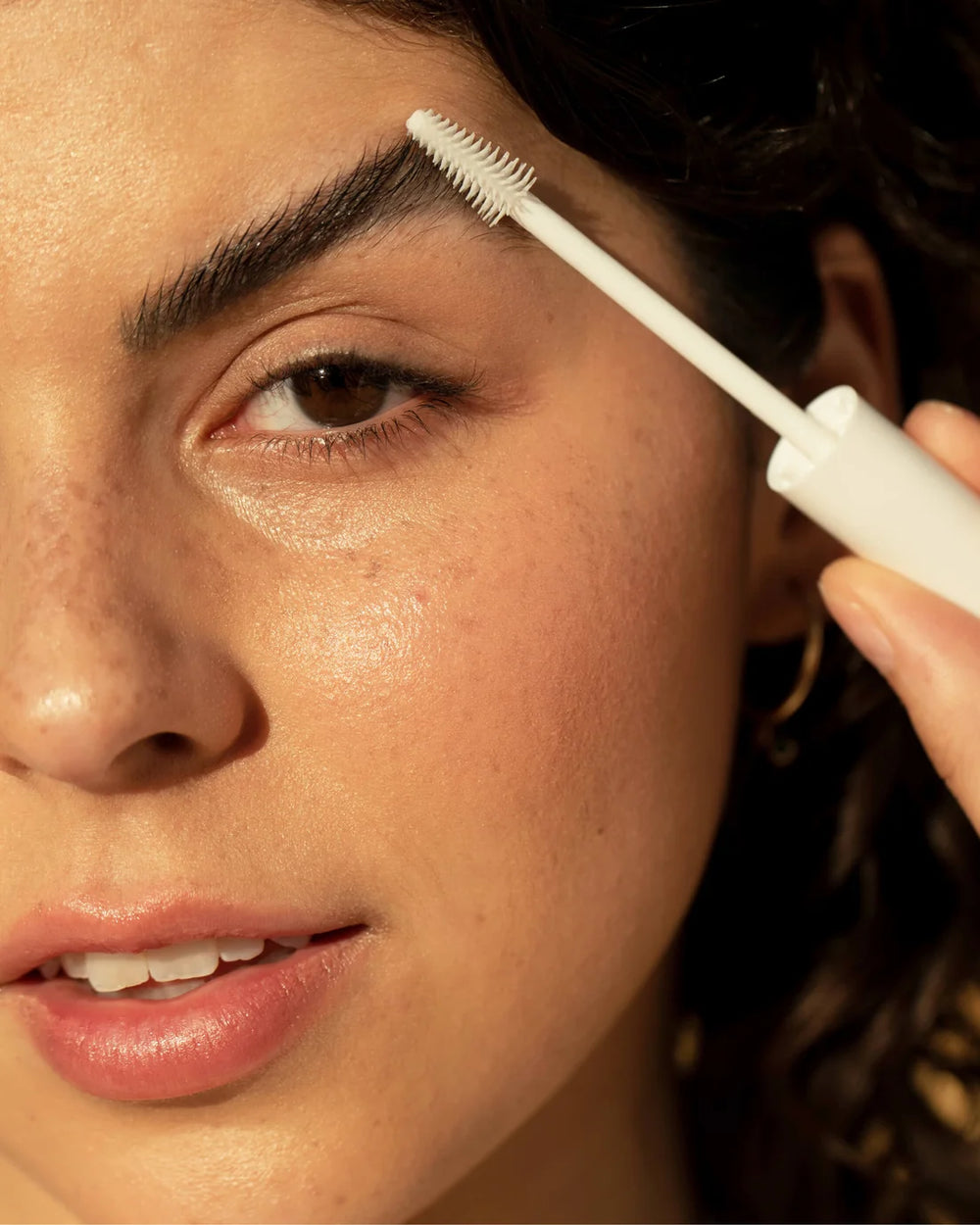 Ere Perez Aloe Gel Lash & Brow Mascara auf den Augenbrauen