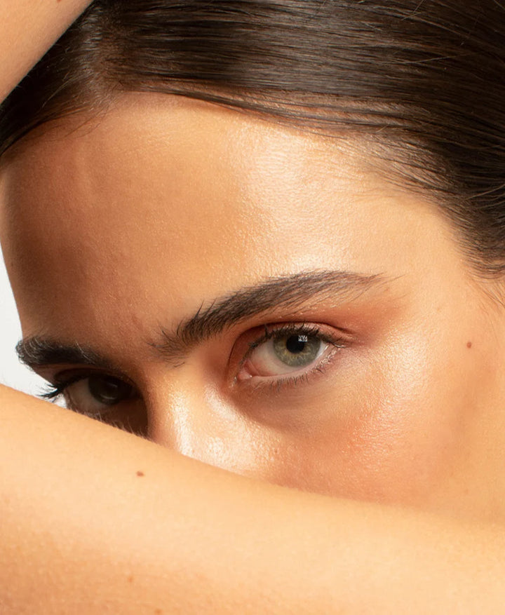 Ere Perez Aloe Gel Lash & Brow Mascara auf den Augenbrauen und Wimpern