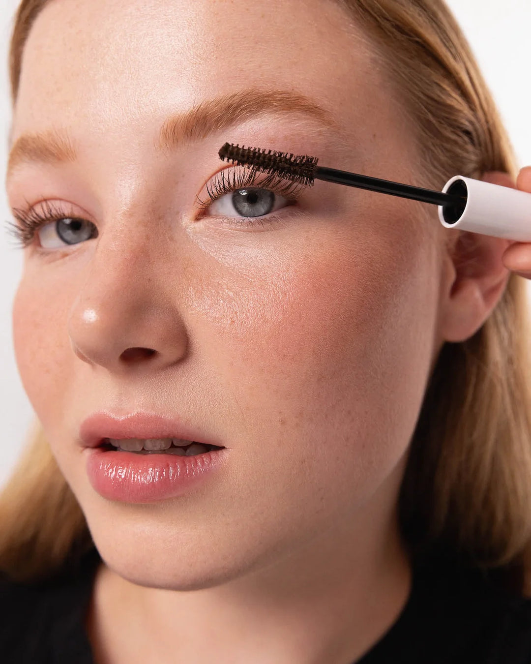 Avocado Waterproof Mascara Brown verleiht schöne Wimpern