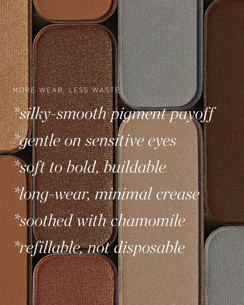 Nahaufnahme der matten Lidschatten und ihrer samtigen Textur in der Ere Perez Element Matte Palette
