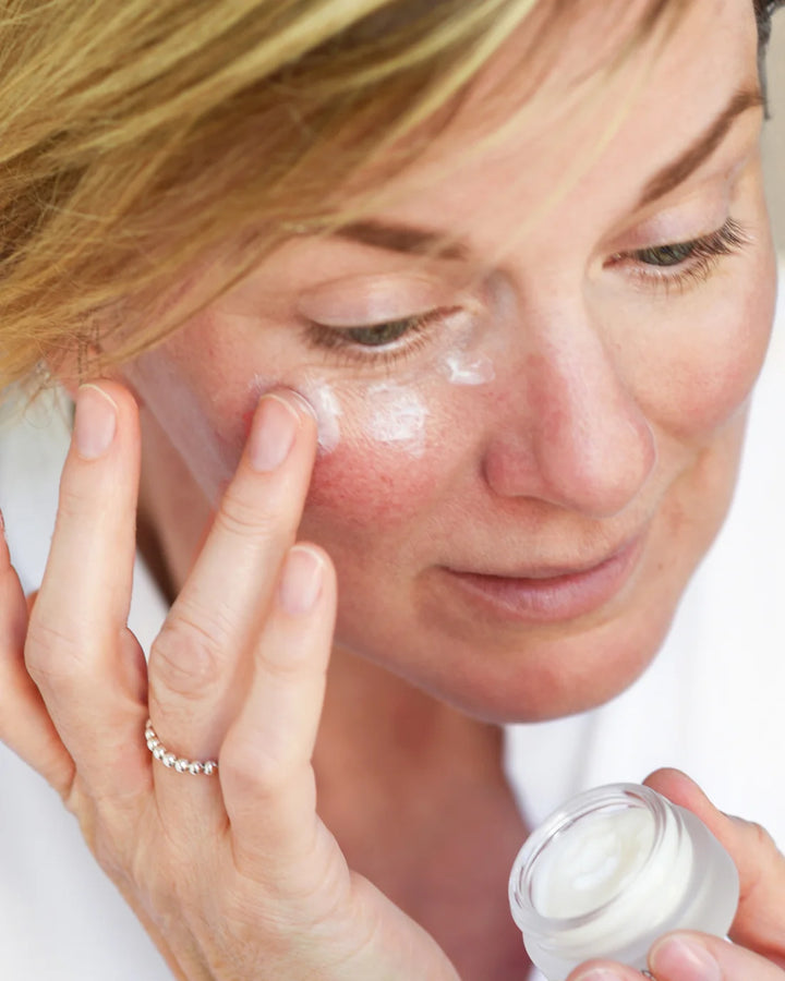 Ere Perez Cranberry Lip & Eye Mask als Augencreme aufgetragen