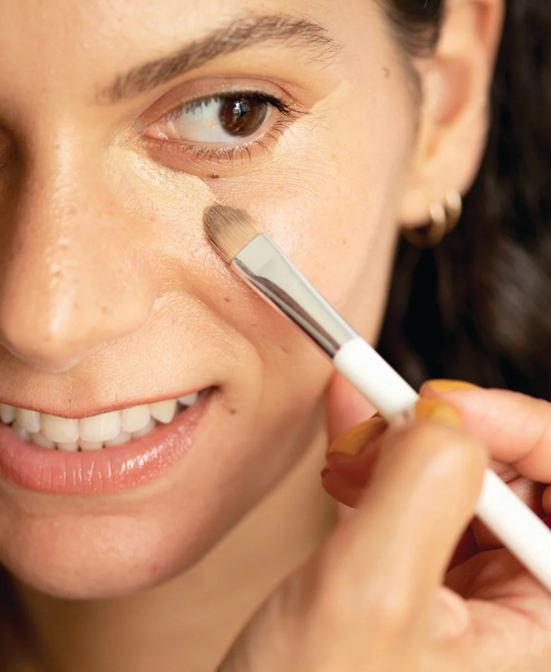 Ere Perez Lychee Crème Corrector Dos wird aufgetragen