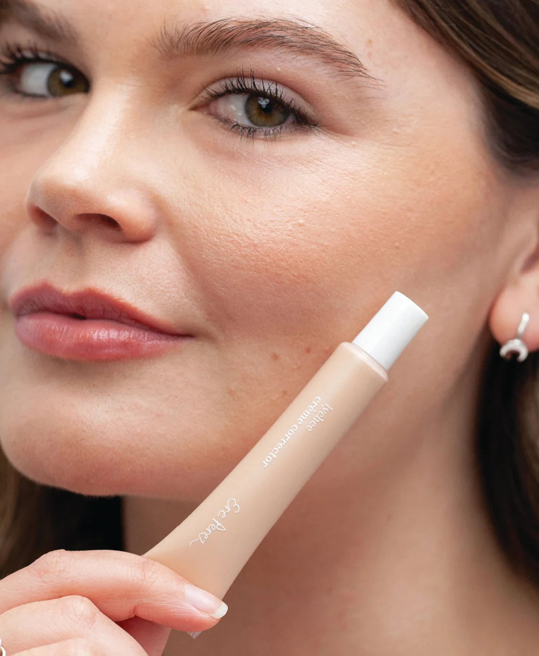 Ere Perez Lychee Crème Corrector Tres - ebenmäßig geschminkt