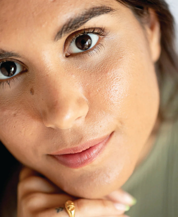 Ere Perez Lychee Crème Corrector Cuatro - geschminktes Gesicht