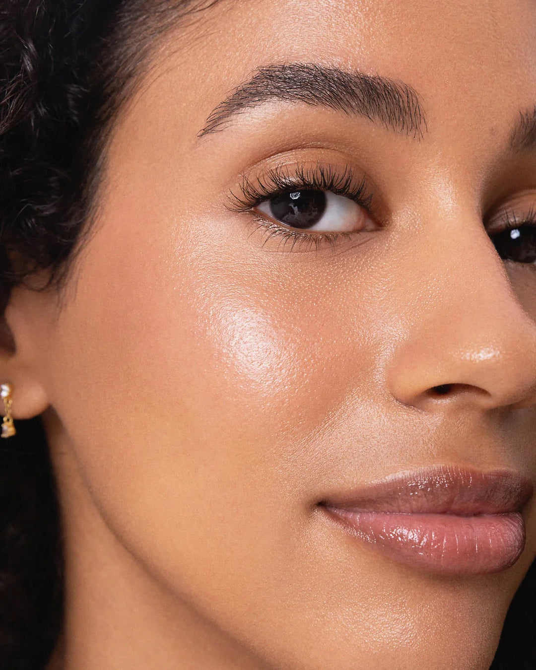 Natural Almond Mascara Black - schwarz geschminkte Wimpern
