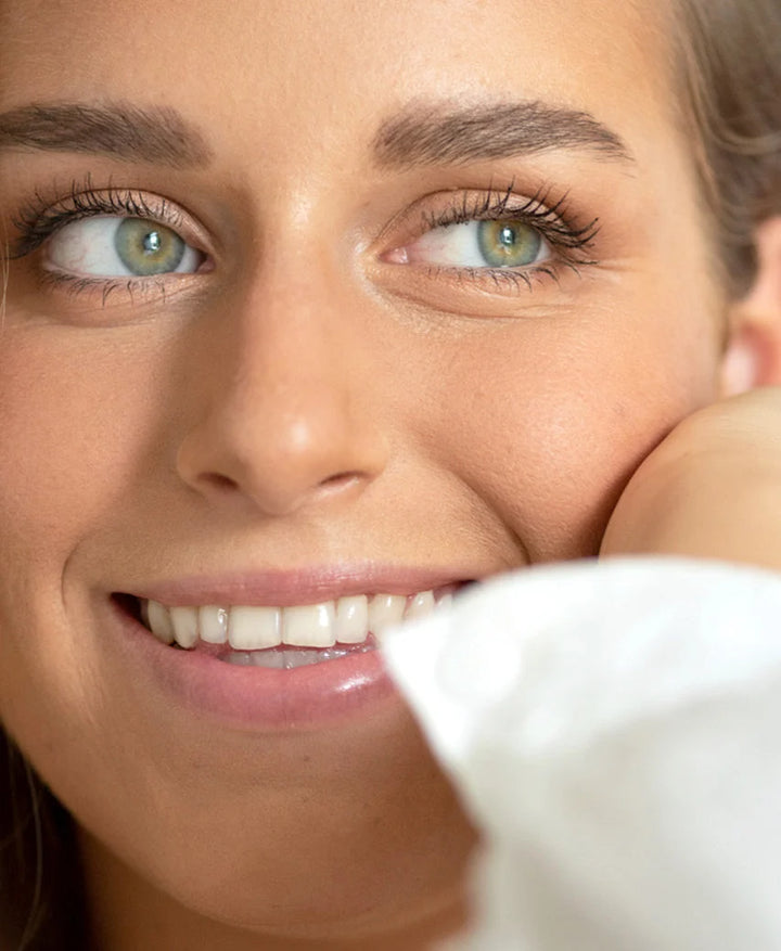 Natural Almond Mascara Black auf Wimpern