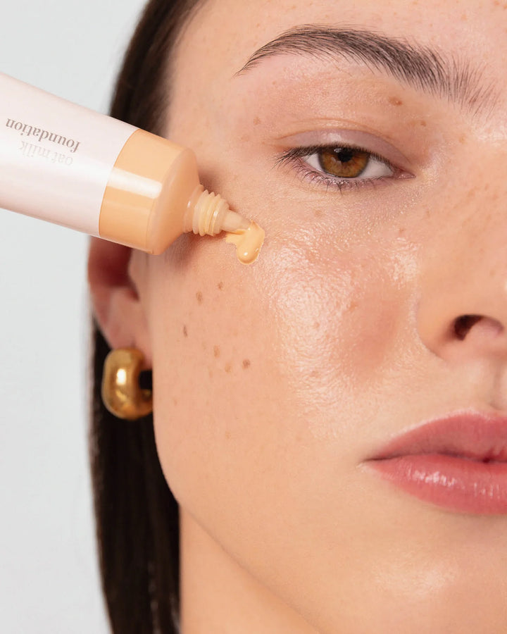 Oat Milk Foundation Honey im Gesicht