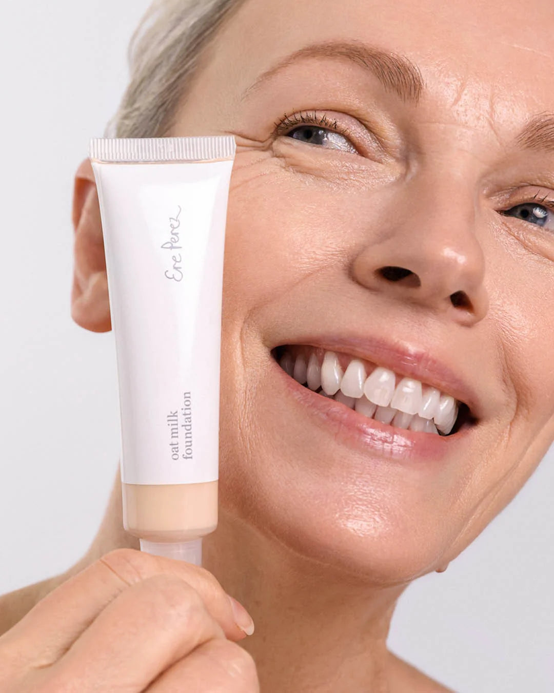 Oat Milk Foundation Latte geschminktes Gesicht
